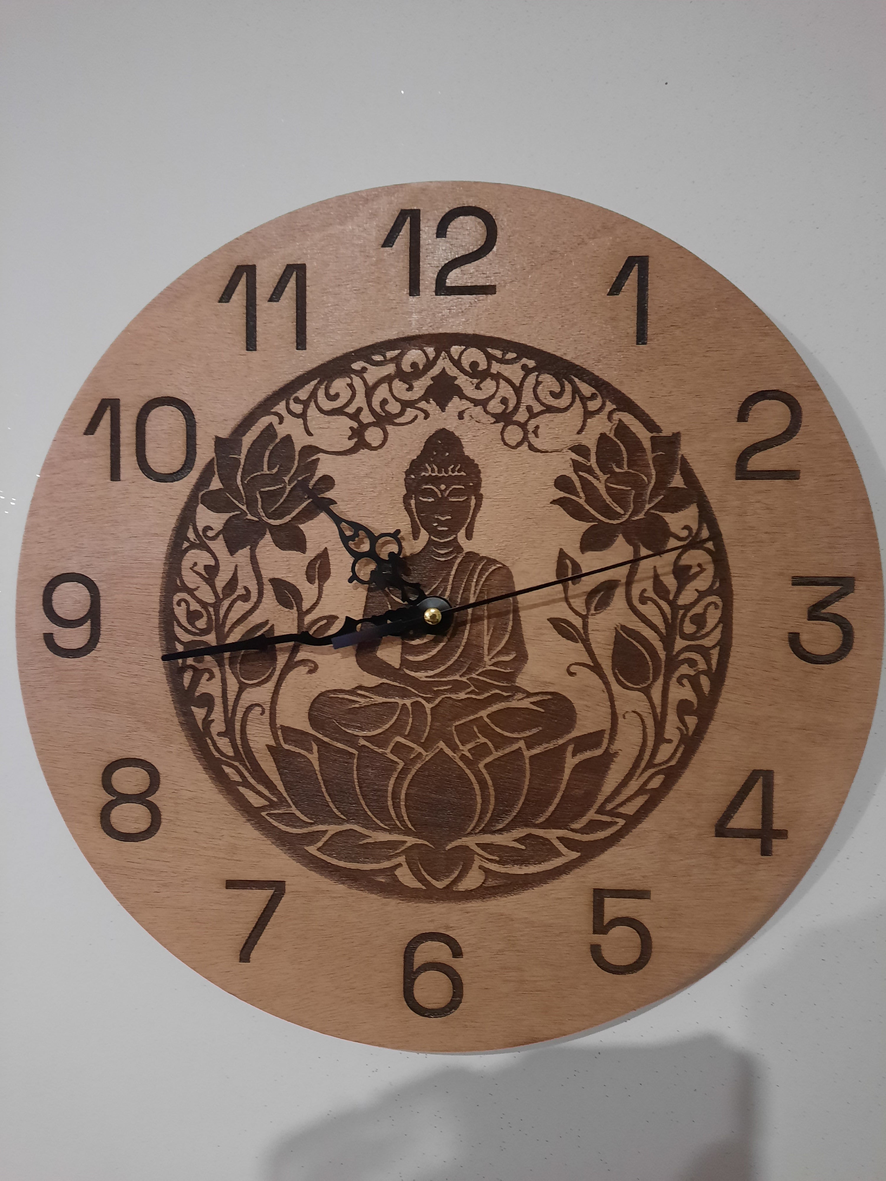 pendule en bois avec un motif de lotus yoga