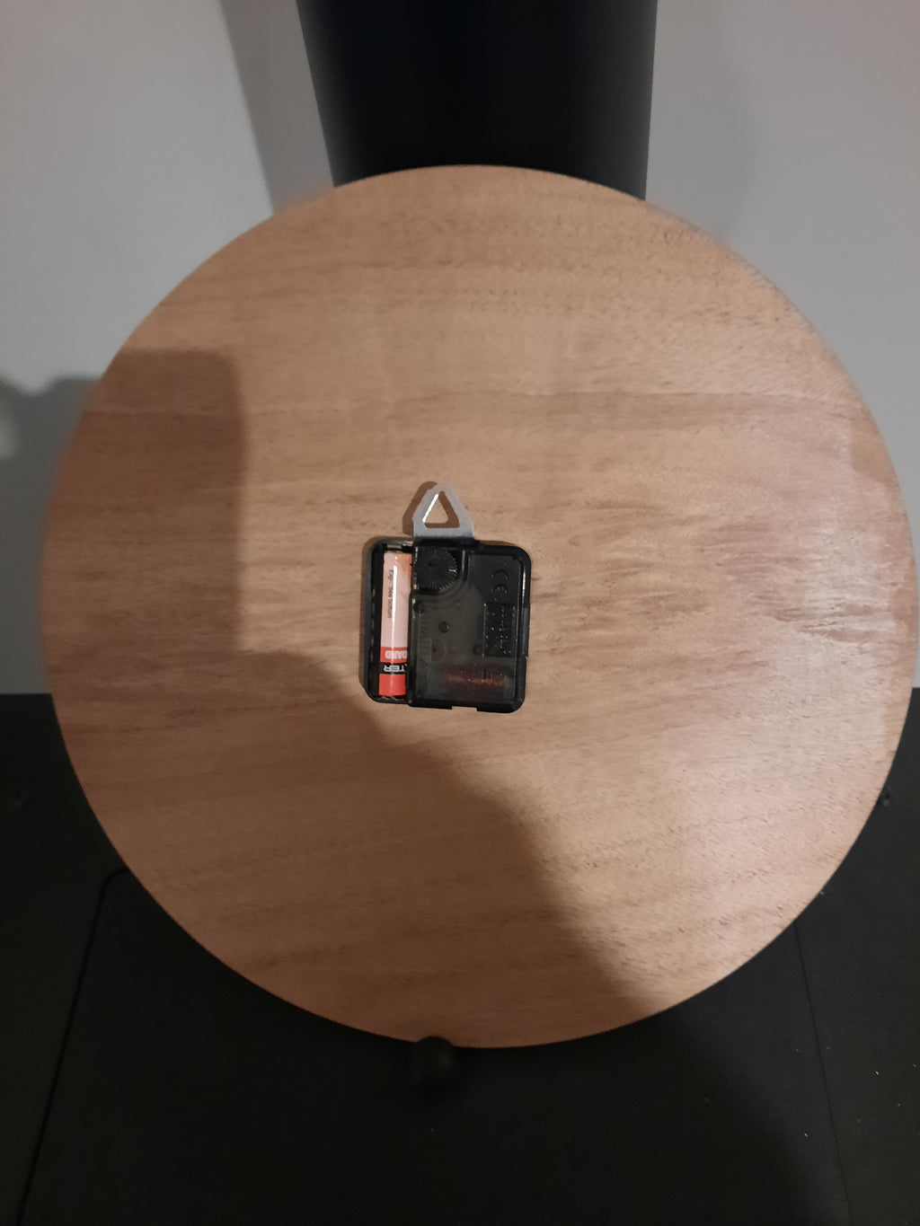 pendule en bois avec un motif de lotus yoga