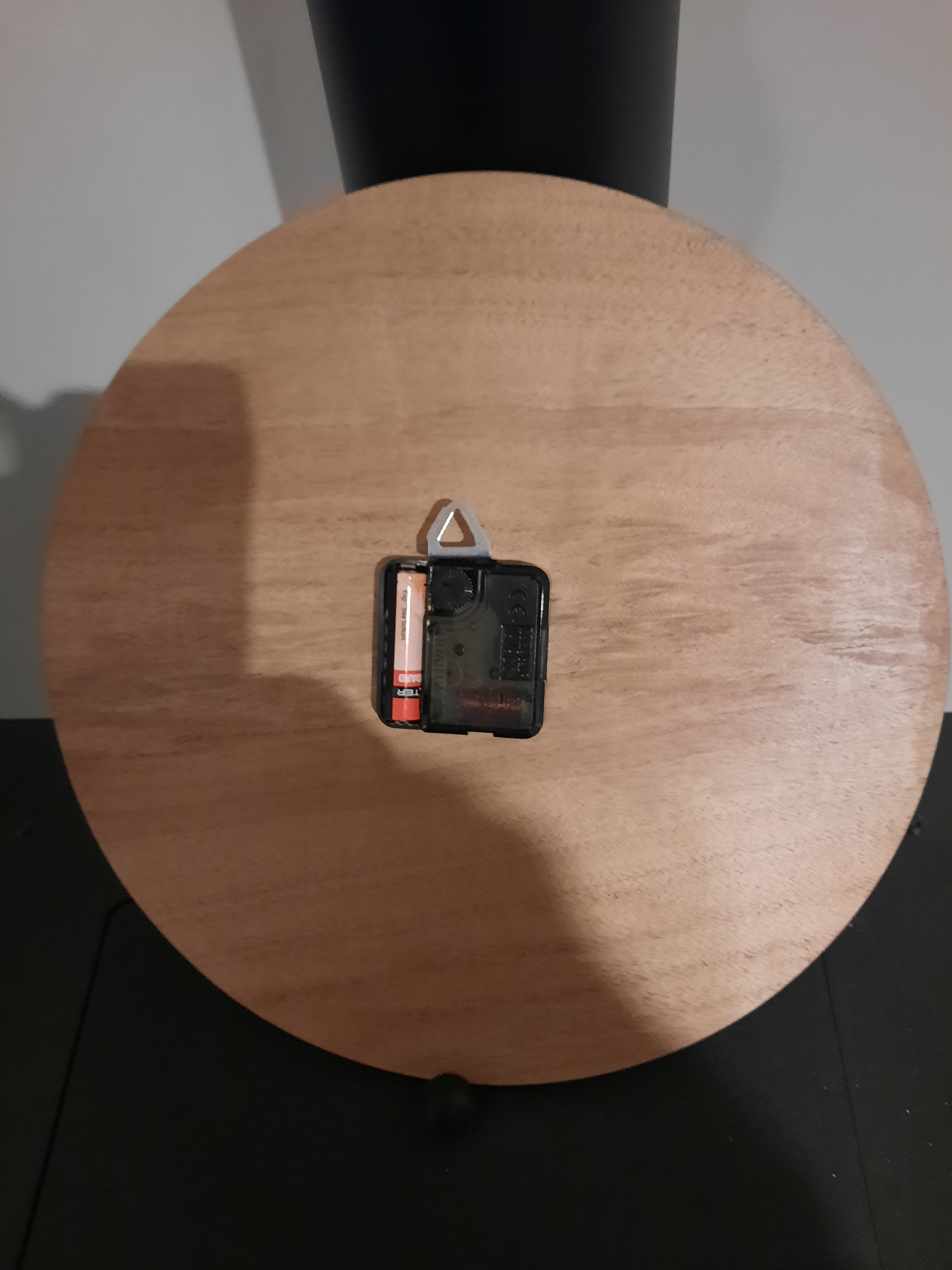 pendule en bois avec un motif de lotus yoga