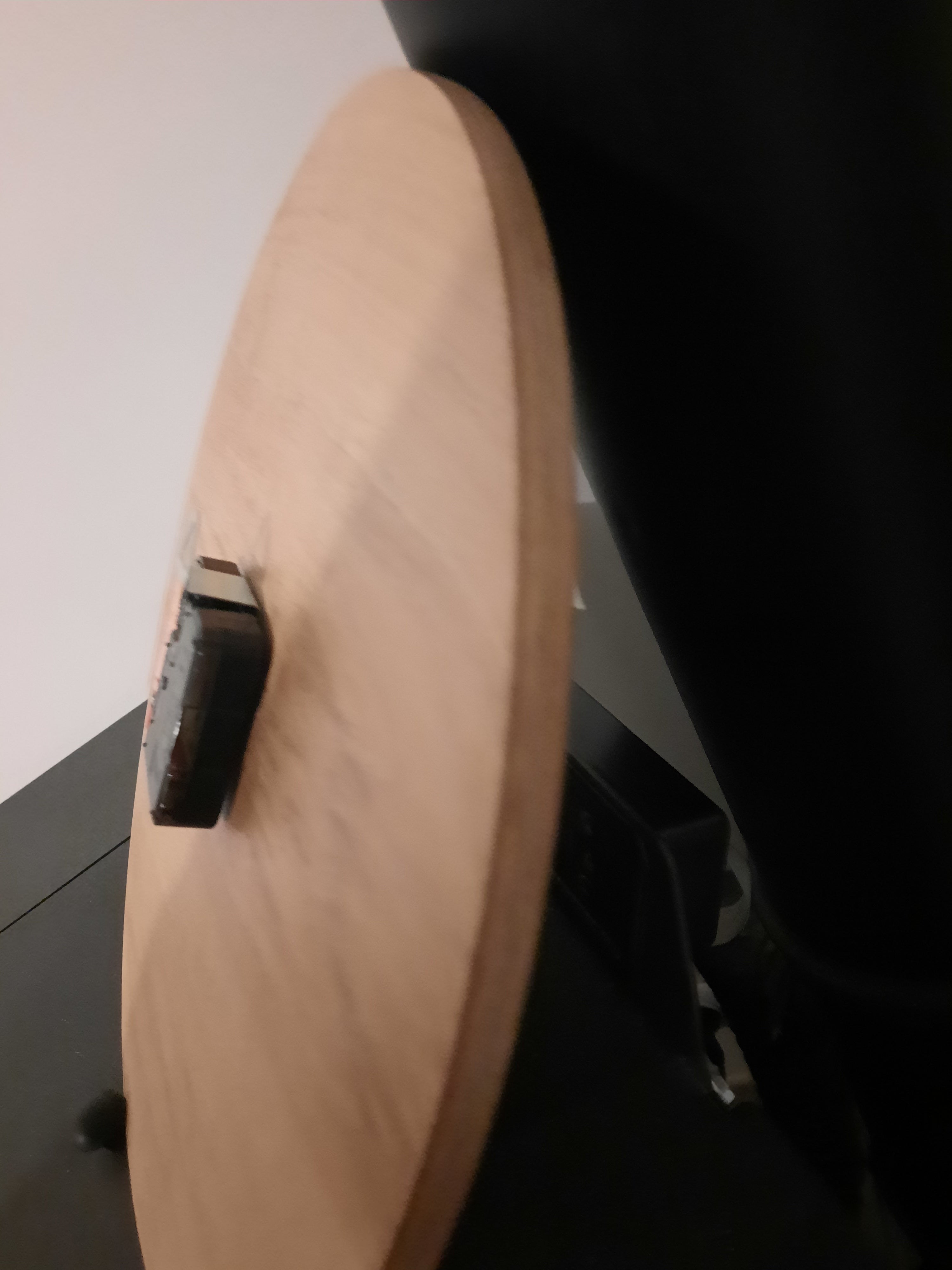 pendule en bois avec un motif de lotus yoga