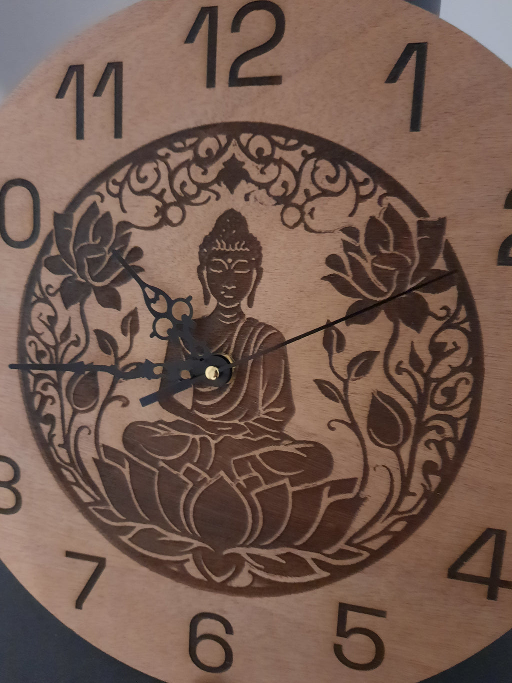 pendule en bois avec un motif de lotus yoga