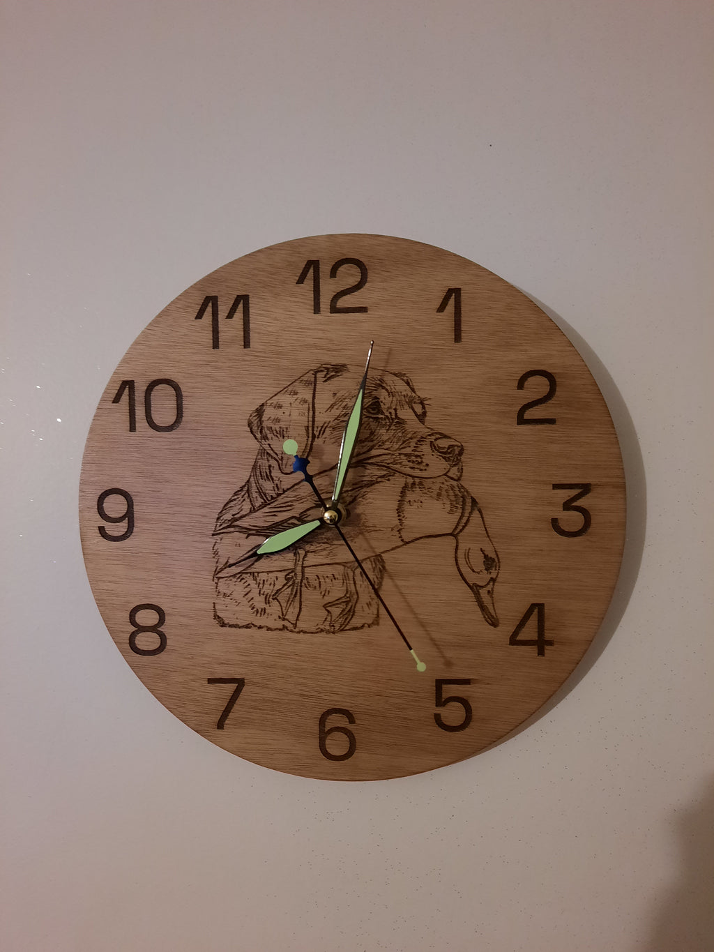 Pendule en bois gravé au laser – Chien de chasse