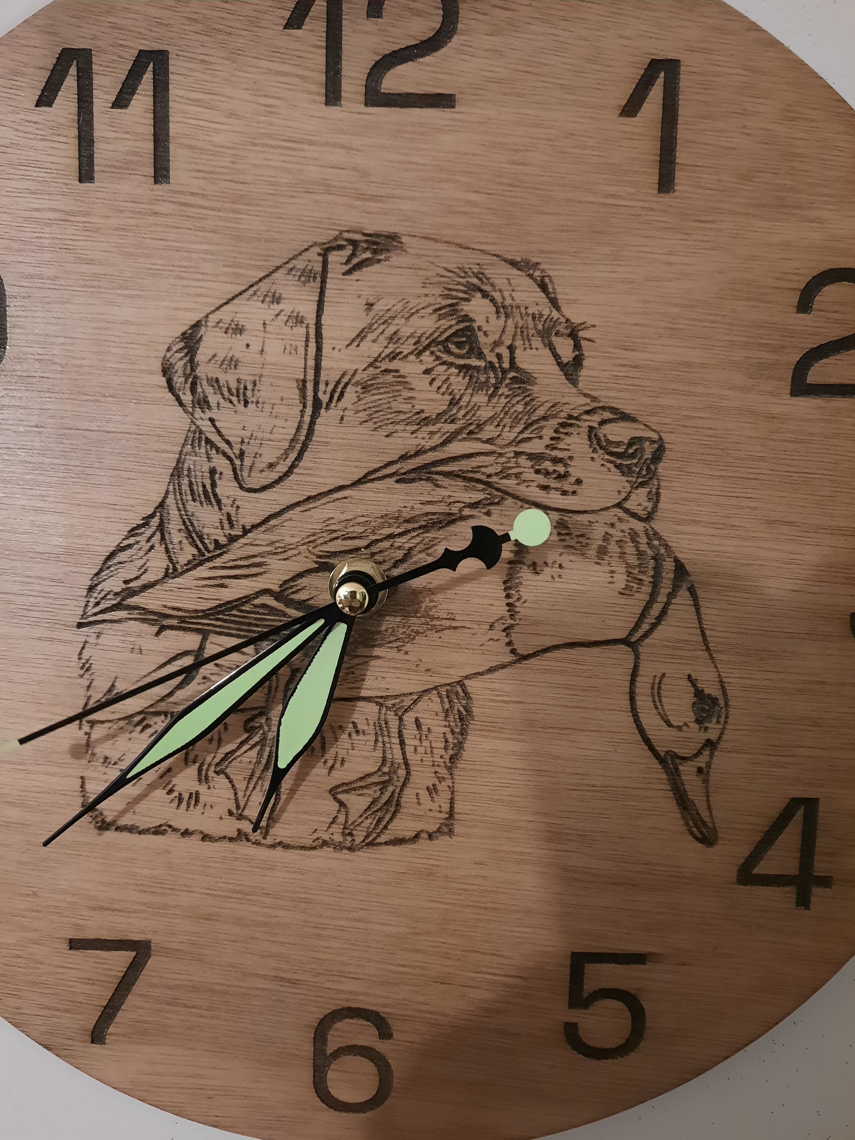 Pendule en bois gravé au laser – Chien de chasse