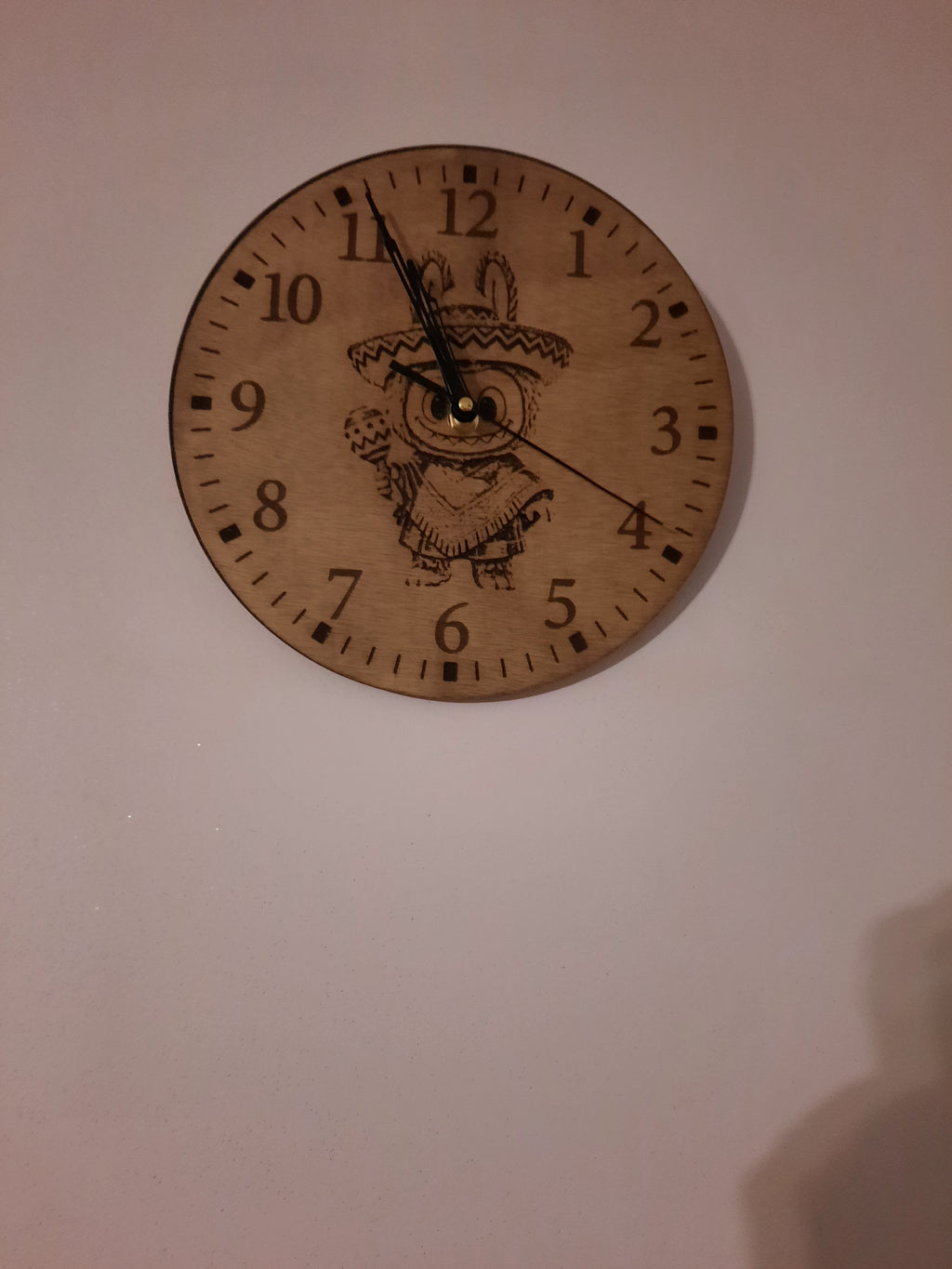 Pendule en bois motif d une peluche