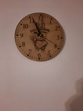 Pendule en bois motif d une peluche