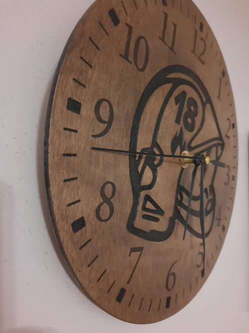 Pendule en bois casque de pompier