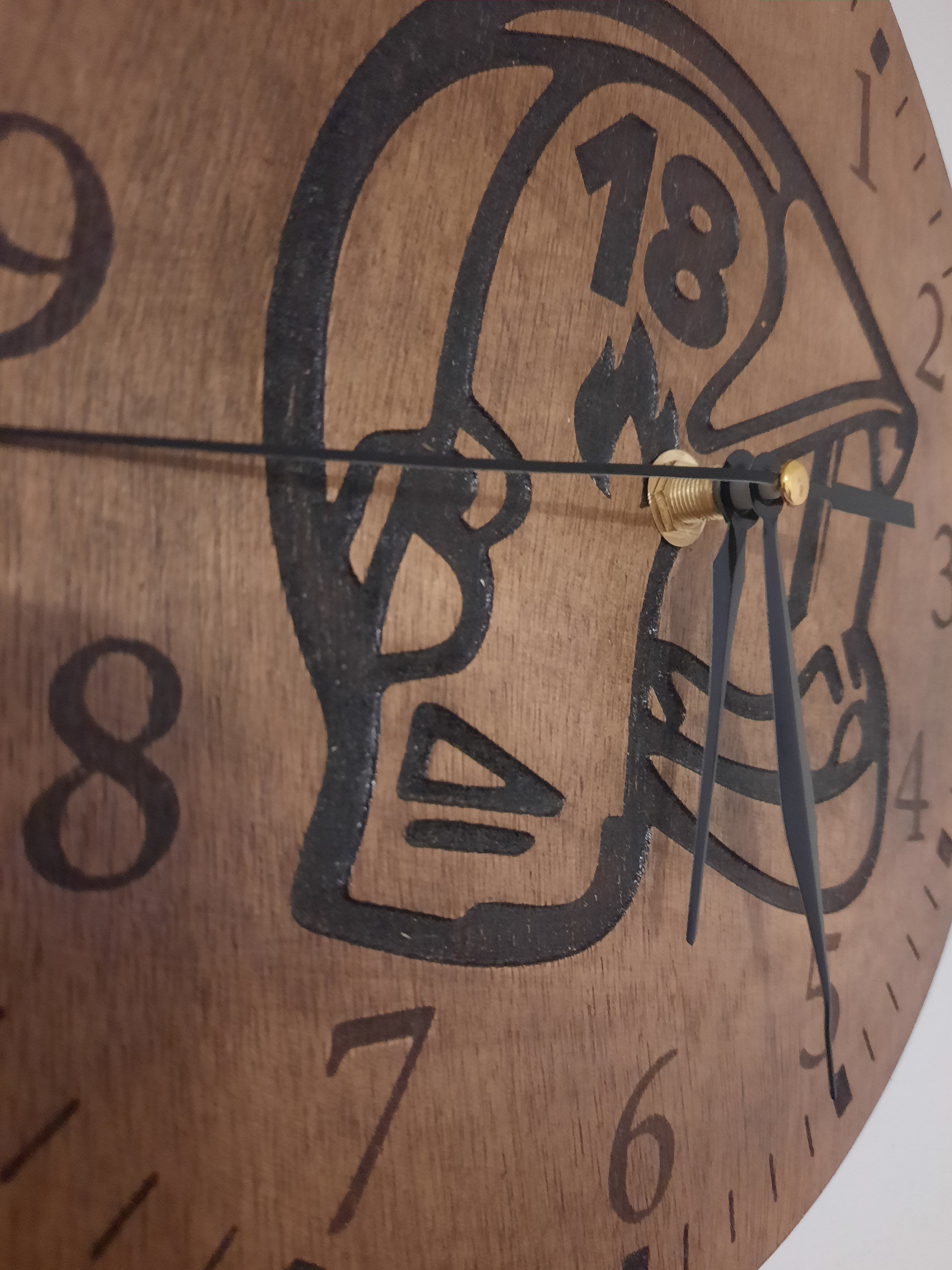 Pendule en bois casque de pompier
