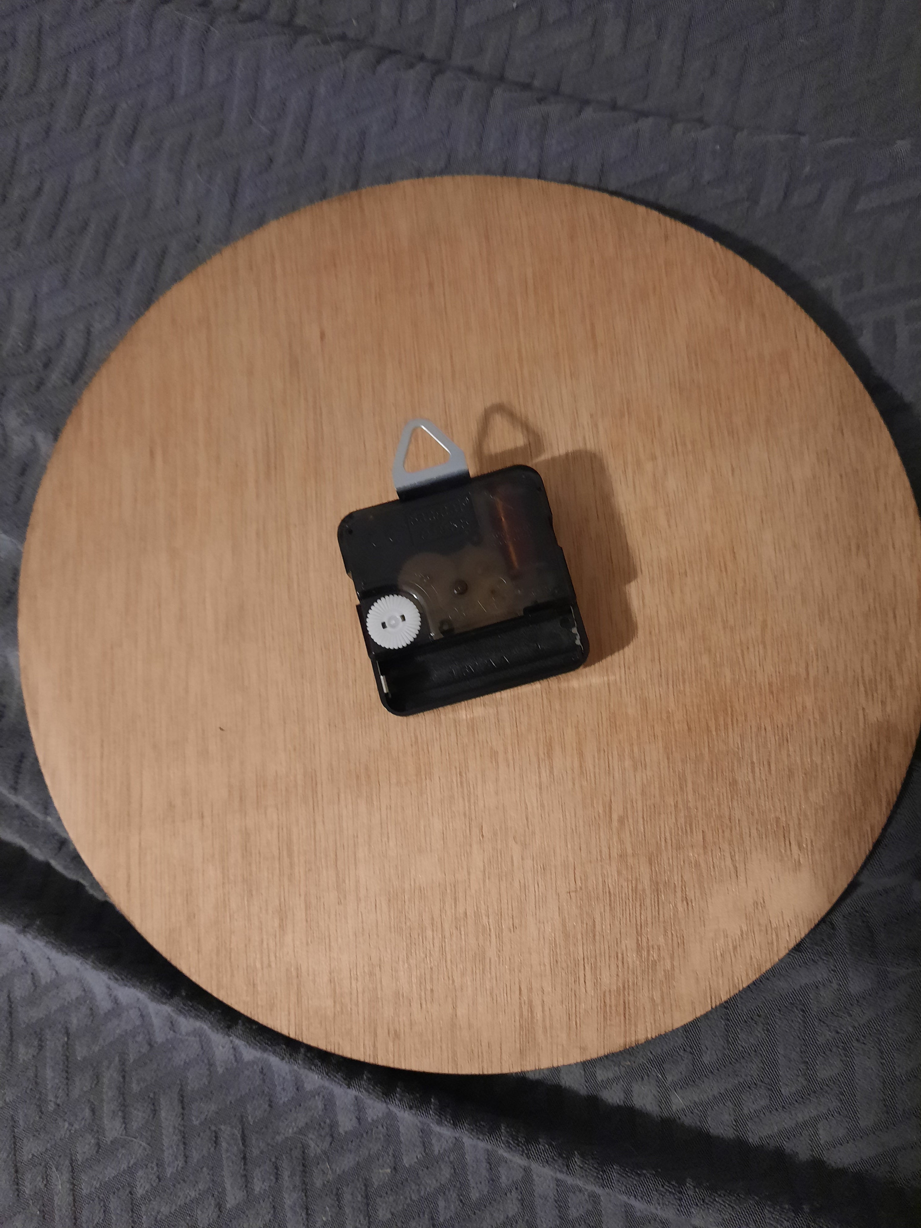 Pendule en bois casque de pompier