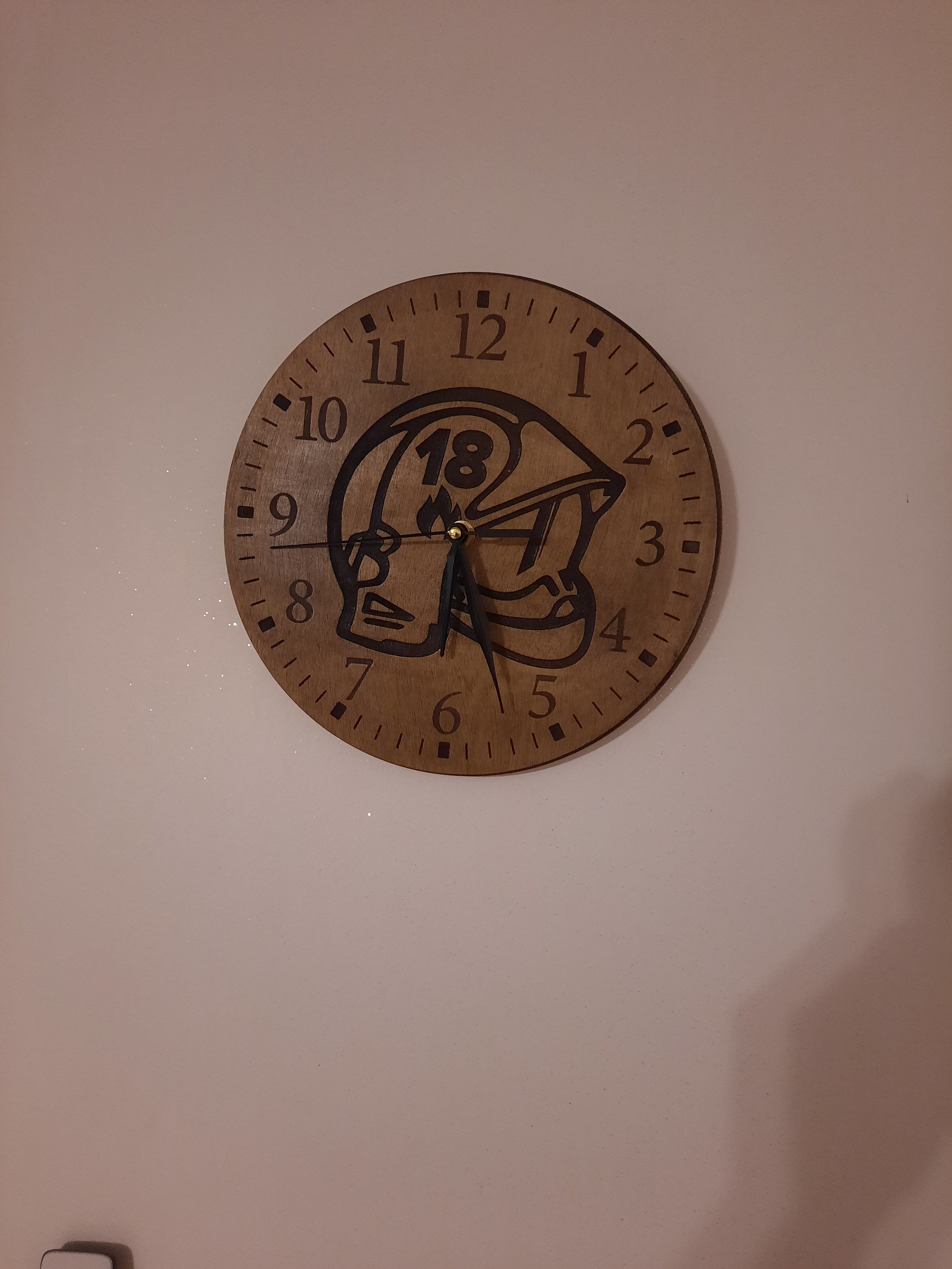 Pendule en bois casque de pompier