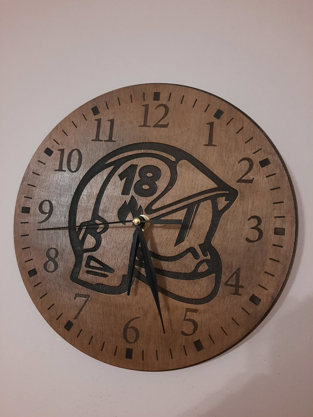 Pendule en bois casque de pompier