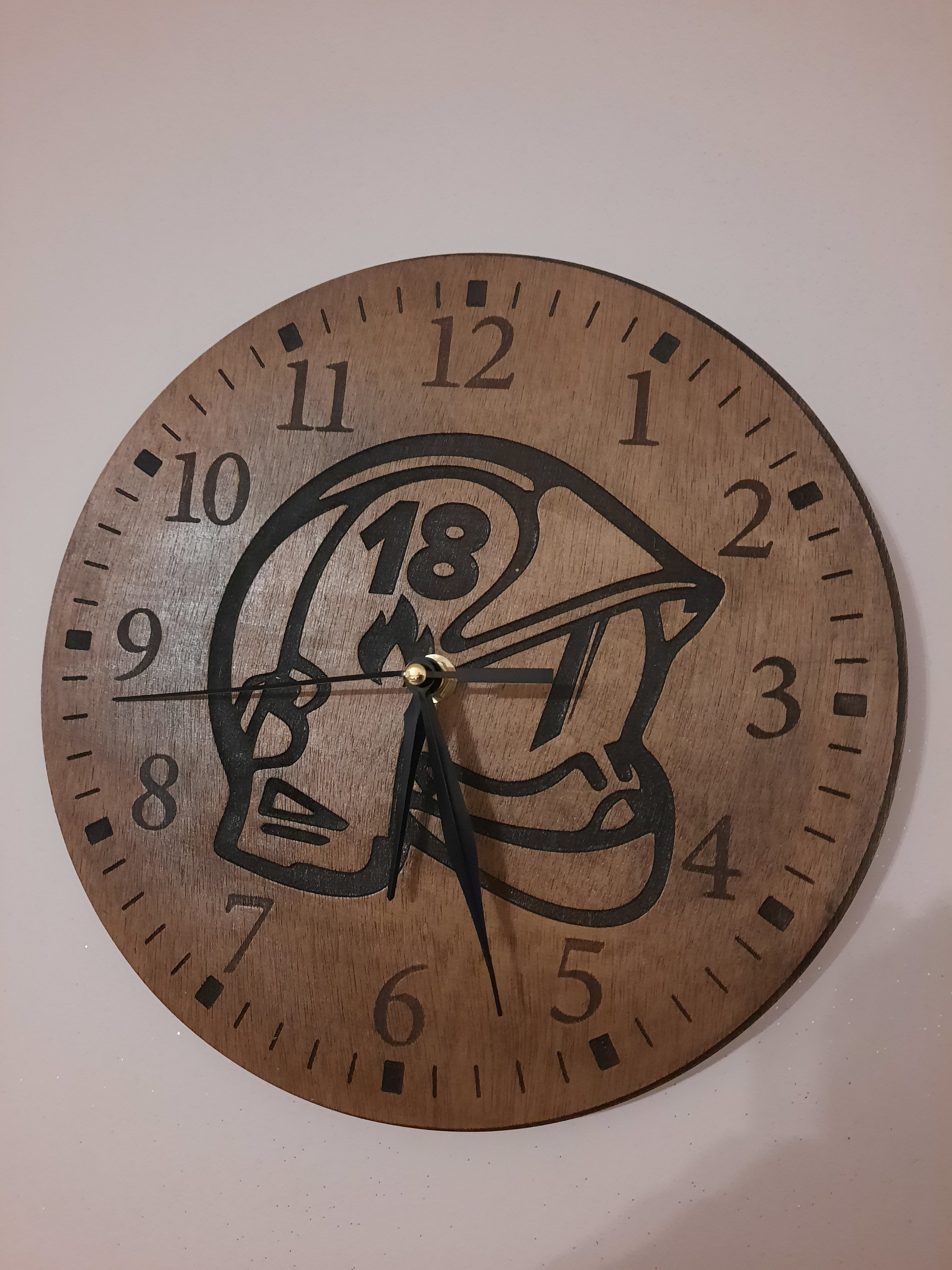 Pendule en bois casque de pompier