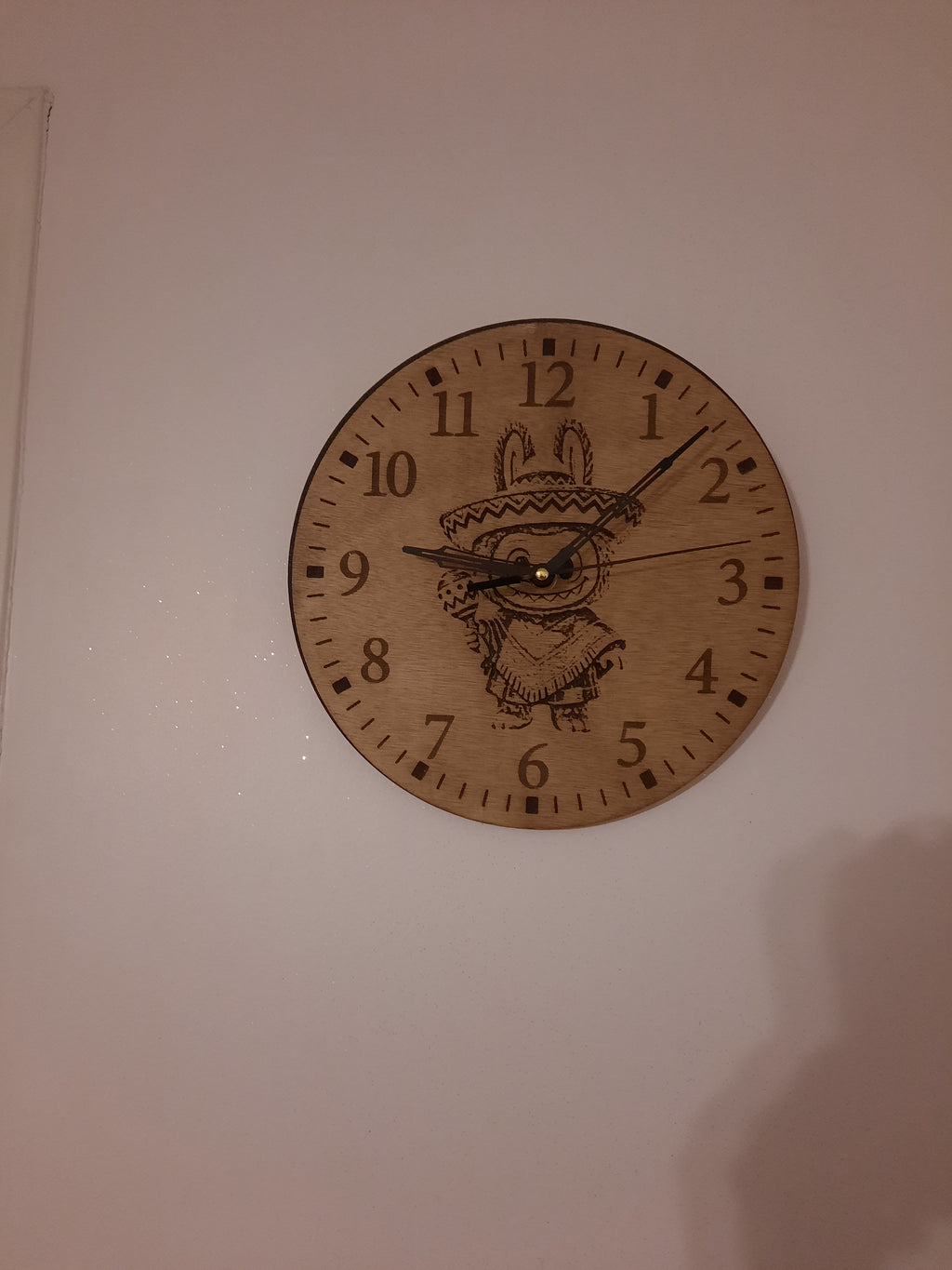 Pendule en bois motif d une peluche