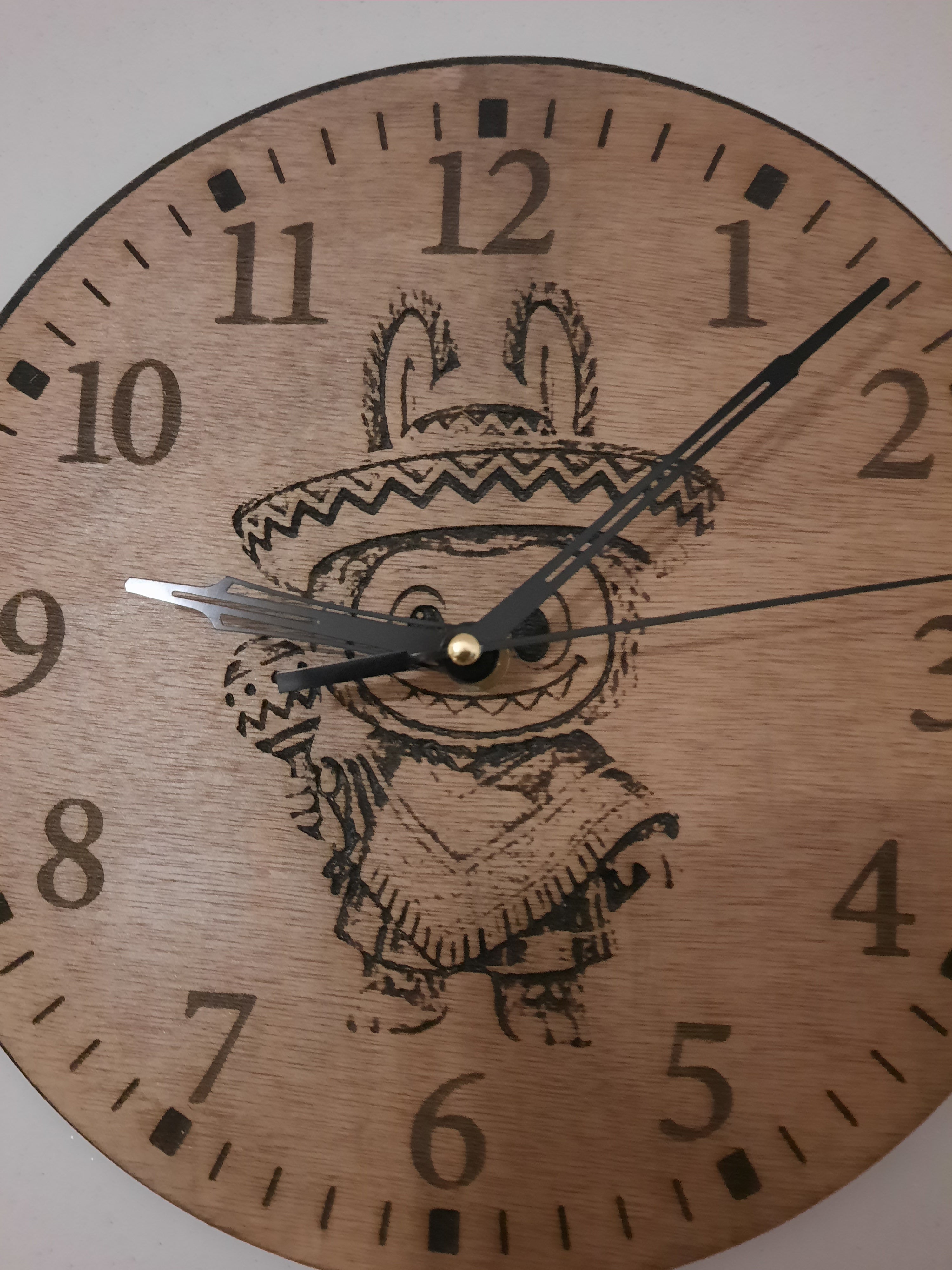 Pendule en bois motif d une peluche