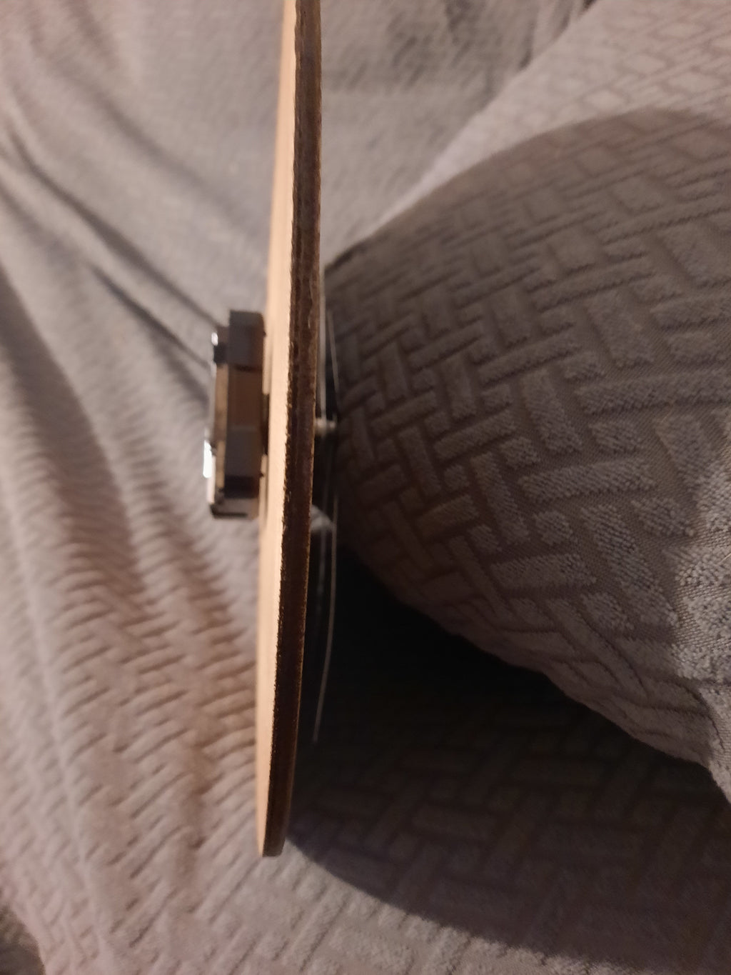 Pendule en bois motif d une peluche