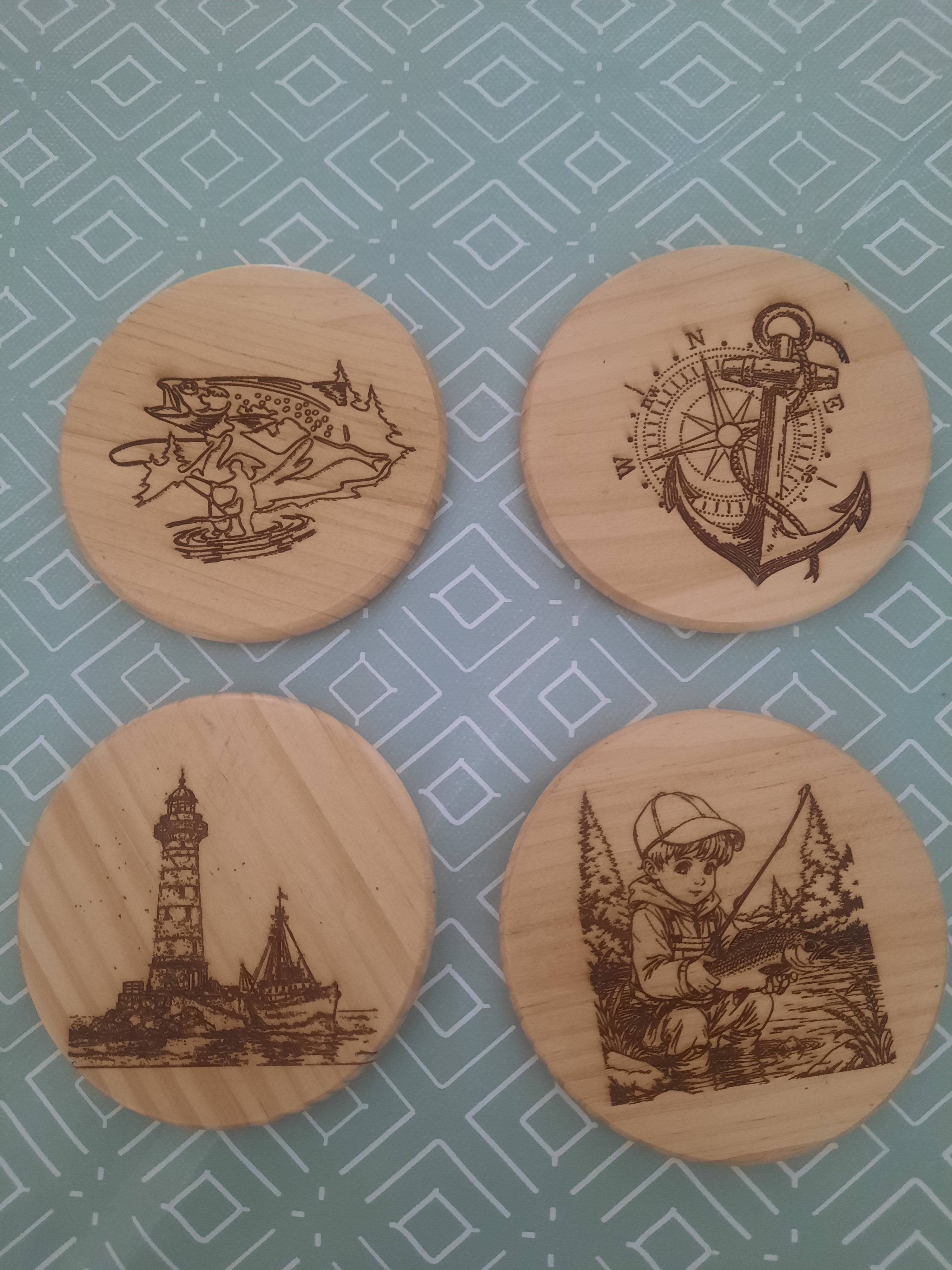Sous verres en bois gravé