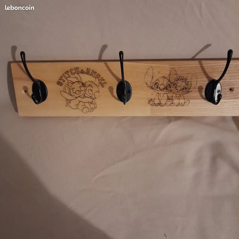 portes manteaux en bois gravé sur le thème de STITCH