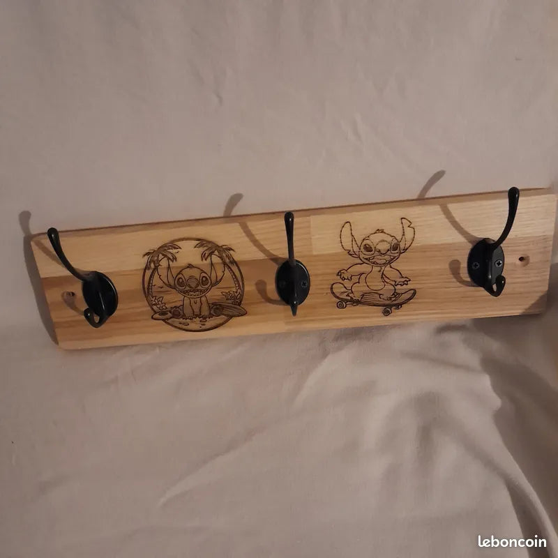 portes manteaux en bois gravé sur le thème de STITCH